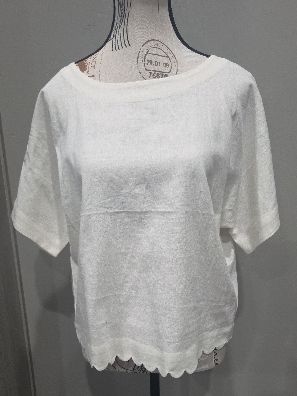 Anne Klein White Scalloped Hem Short Sleeve Top